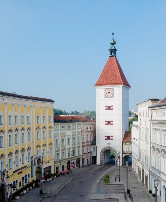 Blick vom Welser Stadtplatz in Richtung des Ledererturms