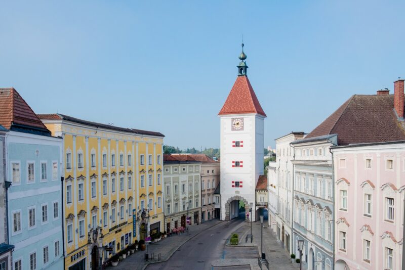 Blick vom Welser Stadtplatz in Richtung des Ledererturms